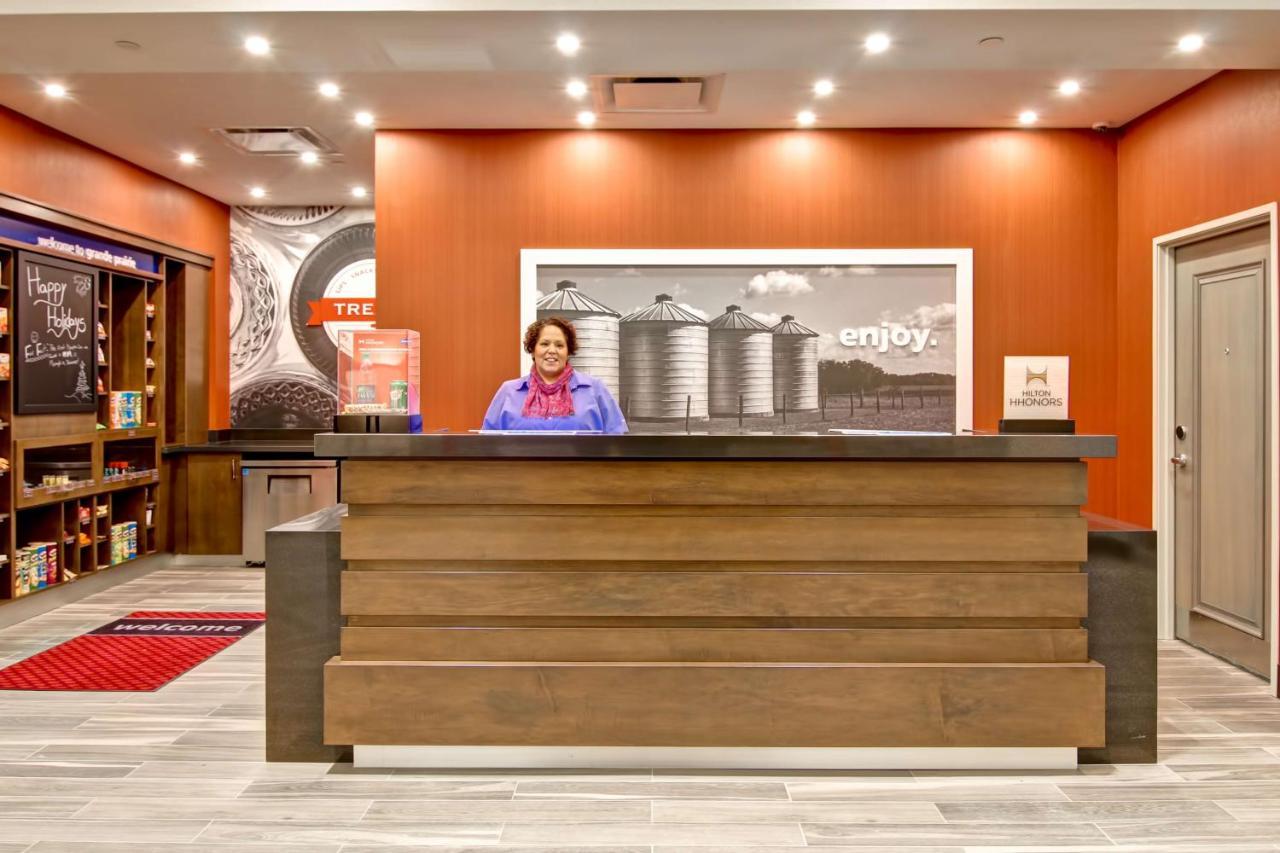 Hampton Inn & Suites By Hilton Grande Prairie Buitenkant foto