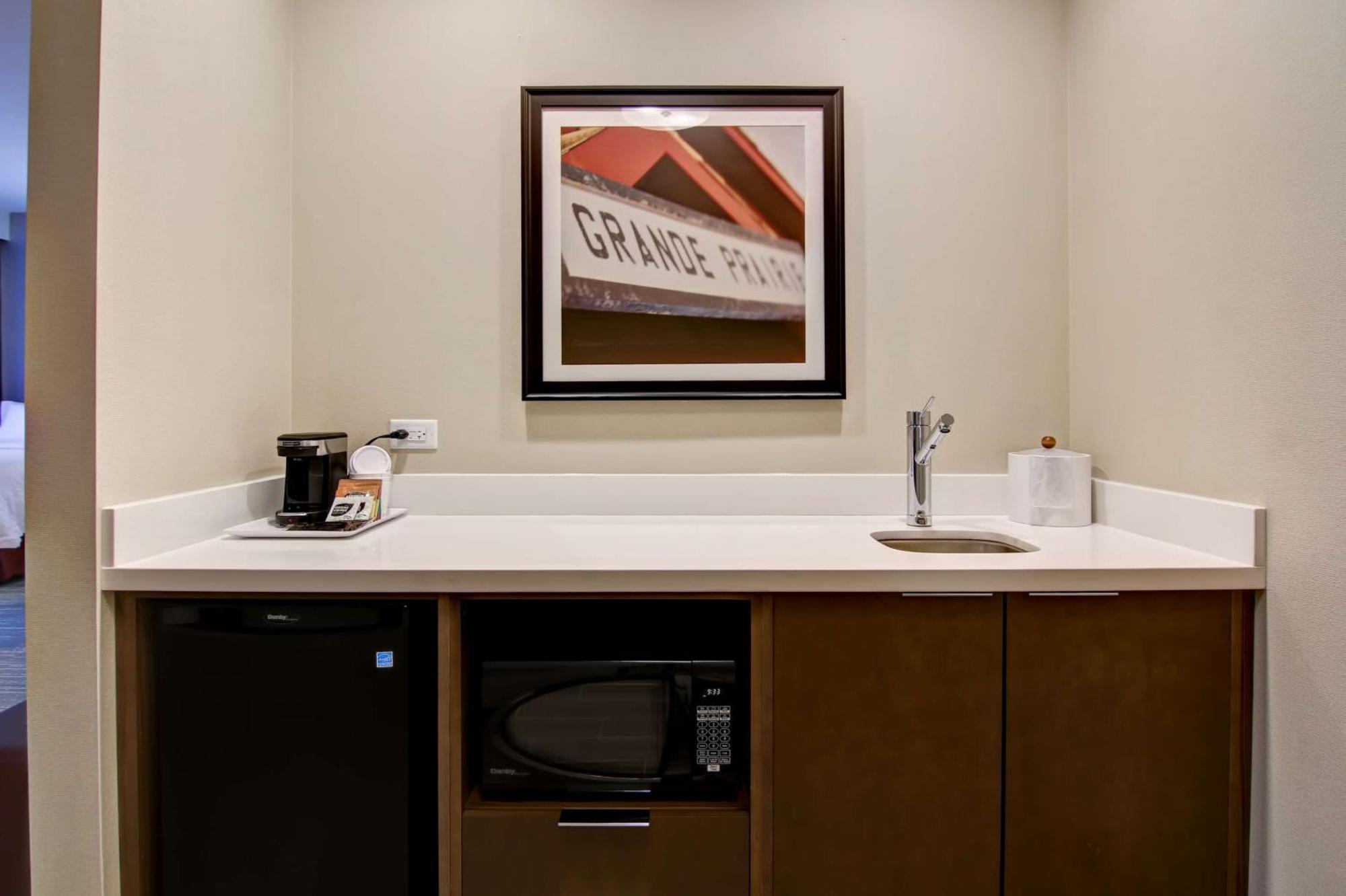 Hampton Inn & Suites By Hilton Grande Prairie Buitenkant foto